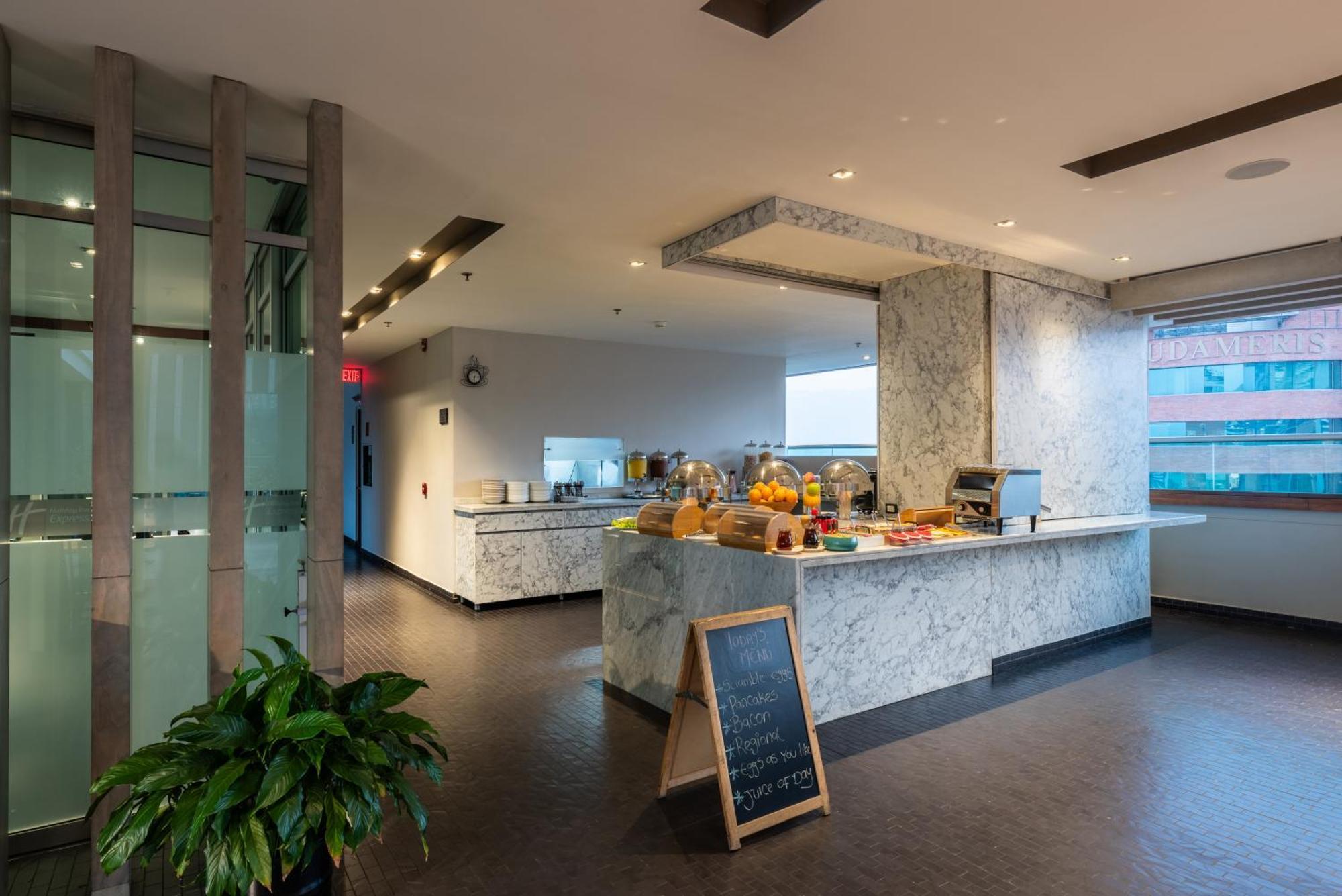 Hotel Holiday Inn Express & Suites Medellin By Ihg Zewnętrze zdjęcie